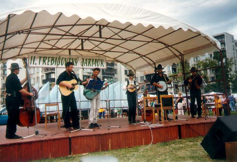 z tejto pôvodnej zostavy kapely ostali iba 4 členovia. Foto z roku 2000